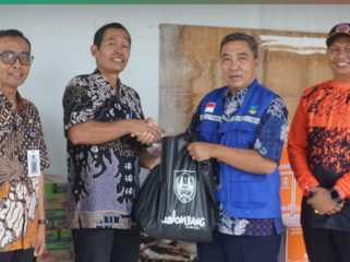 Kadinsos Jombang Agung Hariadi menyerahkan bantuan paket kepada kepala desa Carangrejo, Supriaji, untuk diserahkan kepada warga yang tertimpa musibah banjir, Kamis, 2 April 2026. Foto: jombangkab.go.id