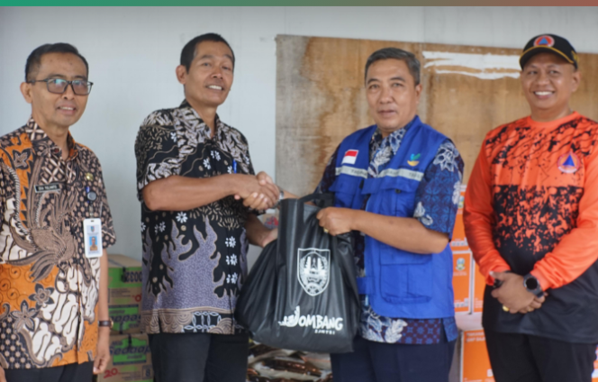 
					Kadinsos Jombang Agung Hariadi menyerahkan bantuan paket kepada kepala desa Carangrejo, Supriaji, untuk diserahkan kepada warga yang tertimpa musibah banjir, Kamis, 2 April 2026. Foto: jombangkab.go.id