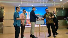 Dr, Kenny Yeap Kim Pey (ketiga dari kiri) CEO KPJ Wilayah Malaysia Timur sedang berjabat tangan dengan Julinus Jeffery Jimit, CEO Dewan Pariwisata Sabah. (Foto: Dok. Pribadi)