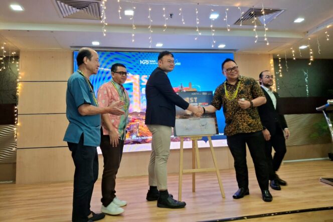 
					Dr, Kenny Yeap Kim Pey (ketiga dari kiri) CEO KPJ Wilayah Malaysia Timur sedang berjabat tangan dengan Julinus Jeffery Jimit, CEO Dewan Pariwisata Sabah. (Foto: Dok. Pribadi)