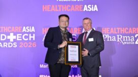 Dr Kenny Yeap Kim Pey, Regional CEO of East Malaysia saat menerima penghargaan Healthcare Asia Awards. (Foto: Istimewa)