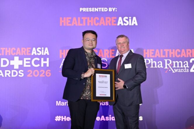 
					Dr Kenny Yeap Kim Pey, Regional CEO of East Malaysia saat menerima penghargaan Healthcare Asia Awards. (Foto: Istimewa)