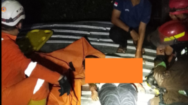 Pasukan Damkar dan PBBD Pemkab Jombang melakukan dan evakuasi korban dari rumah kebakaran di Jl. Adityawarman, Jombang, Sabtu dini hari 18 April 2026. Foto: selalu.id