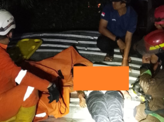 Pasukan Damkar dan PBBD Pemkab Jombang melakukan dan evakuasi korban dari rumah kebakaran di Jl. Adityawarman, Jombang, Sabtu dini hari 18 April 2026. Foto: selalu.id