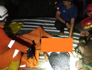 Pasukan Damkar dan PBBD Pemkab Jombang melakukan dan evakuasi korban dari rumah kebakaran di Jl. Adityawarman, Jombang, Sabtu dini hari 18 April 2026. Foto: selalu.id