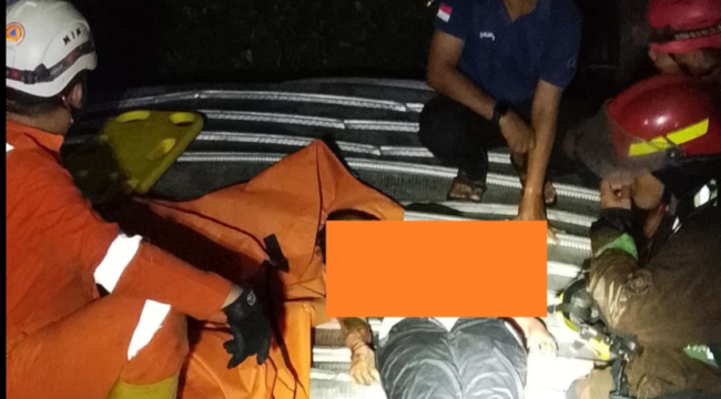 Pasukan Damkar dan PBBD Pemkab Jombang melakukan dan evakuasi korban dari rumah kebakaran di Jl. Adityawarman, Jombang, Sabtu dini hari 18 April 2026. Foto: selalu.id