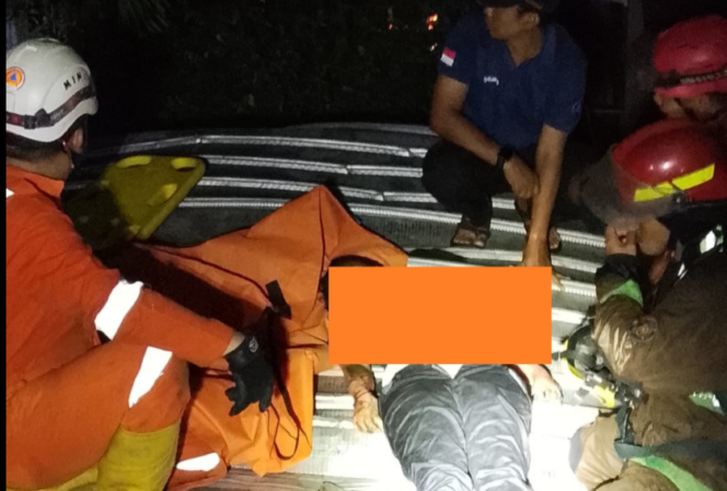 
					Pasukan Damkar dan PBBD Pemkab Jombang melakukan dan evakuasi korban dari rumah kebakaran di Jl. Adityawarman, Jombang, Sabtu dini hari 18 April 2026. Foto: selalu.id