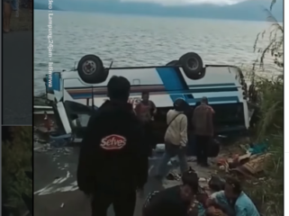 Diduga tak mamu menanjak, bus PT Sinar Kencana Makmur Abadi (SKEMA) terjadi pada Sabtu, 28 Maret 2026, di jalur perbukitan menuju Danau Ranau. Akibatnya 28 penumpang alamiluka berat dan ringan, sementara sang sopir melarikan diri. Foto: Instagram@lampung.24jam