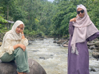 Fatmawati (23, asal Tulang Bawang Barat) dan Bunga (23, asal Pesawaran) berpegangan pada kayu jembatan, bahkan sempat ditarik rekan, tapi terhantam kayu balok terbawa arus dan hanyut, Rabu sore, 1 April 2026. Foto: Ist

