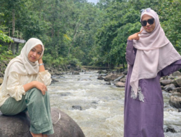 Fatmawati (23, asal Tulang Bawang Barat) dan Bunga (23, asal Pesawaran) berpegangan pada kayu jembatan, bahkan sempat ditarik rekan, tapi terhantam kayu balok terbawa arus dan hanyut, Rabu sore, 1 April 2026. Foto: Ist

