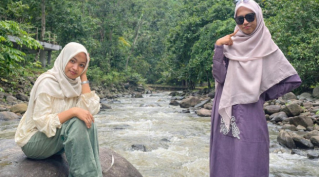 Fatmawati (23, asal Tulang Bawang Barat) dan Bunga (23, asal Pesawaran) berpegangan pada kayu jembatan, bahkan sempat ditarik rekan, tapi terhantam kayu balok terbawa arus dan hanyut, Rabu sore, 1 April 2026. Foto: Ist

