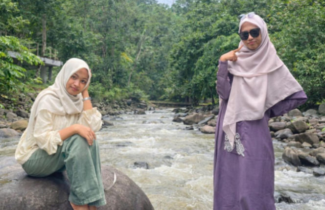 
					Fatmawati (23, asal Tulang Bawang Barat) dan Bunga (23, asal Pesawaran) berpegangan pada kayu jembatan, bahkan sempat ditarik rekan, tapi terhantam kayu balok terbawa arus dan hanyut, Rabu sore, 1 April 2026. Foto: Ist

