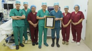 Dr. Lee Woo Guan (ketiga dari kanan) dan Dr. Nazari Ahmad Tarmuzi (keempat dari kiri) bersama team ortopedi. (Foto: Istimewa)