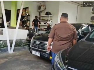 KPK melakukan penggeledahan rumah dinas kepala dinas Kominfo, Kota Madiun, Noor Falah, di jalan Jalan Aneka Sari 4B, Kelurahan Rejomulyo, Kecamatan Kartoharjo, Kota Madiun, Jawa Timur. Penggeldahan dilanjutkan ke kantor PT Uler Raya, Jiwan, Sabtu Minggu 5-6 April 2026. Foto: instagram@info_madioen