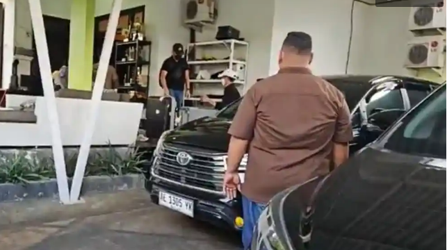 KPK melakukan penggeledahan rumah dinas kepala dinas Kominfo, Kota Madiun, Noor Falah, di jalan Jalan Aneka Sari 4B, Kelurahan Rejomulyo, Kecamatan Kartoharjo, Kota Madiun, Jawa Timur. Penggeldahan dilanjutkan ke kantor PT Uler Raya, Jiwan, Sabtu Minggu 5-6 April 2026. Foto: instagram@info_madioen