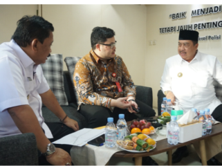 (kiri-kanan) Bupati Nganjuk, Bupatu Kediri, dan Bupati Jombang melakukan pertemuan segi tiga untuk membahas rencana pembangunan fly over Mengreng, Rabu 8 April 2026. Foto: Kominfo Pemkab Jombang