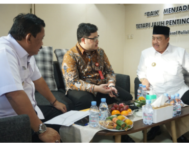 (kiri-kanan) Bupati Nganjuk, Bupatu Kediri, dan Bupati Jombang melakukan pertemuan segi tiga untuk membahas rencana pembangunan fly over Mengreng, Rabu 8 April 2026. Foto: Kominfo Pemkab Jombang