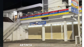 Sebuah mini maket jejaring di kawasan kota banyuwnagi, mulai tutup sekitar 21.30. Hal ini disebabkan oleh ketentuan pemkab yang menerbitkan aturan baru jam buka dan jam tutup khusus mini market jejaring. Foto: Instagram@banyuwangi24jam