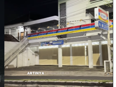 Sebuah mini maket jejaring di kawasan kota banyuwnagi, mulai tutup sekitar 21.30. Hal ini disebabkan oleh ketentuan pemkab yang menerbitkan aturan baru jam buka dan jam tutup khusus mini market jejaring. Foto: Instagram@banyuwangi24jam