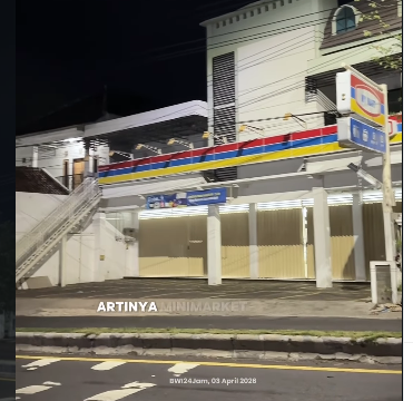 Sebuah mini maket jejaring di kawasan kota banyuwnagi, mulai tutup sekitar 21.30. Hal ini disebabkan oleh ketentuan pemkab yang menerbitkan aturan baru jam buka dan jam tutup khusus mini market jejaring. Foto: Instagram@banyuwangi24jam