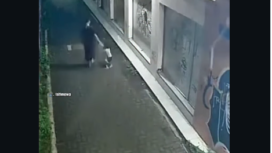 Tampak seorang pria muda mengenakan sarung sambil  membawa anak perempuan yang meronta-rinta, di kwasan Ngronggo, kota Kediri, terjadi 15 April 2026. Foto: instagarm@infokediriraya