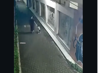 Tampak seorang pria muda mengenakan sarung sambil  membawa anak perempuan yang meronta-rinta, di kwasan Ngronggo, kota Kediri, terjadi 15 April 2026. Foto: instagarm@infokediriraya