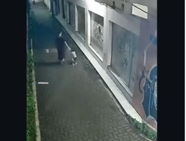 Tampak seorang pria muda mengenakan sarung sambil  membawa anak perempuan yang meronta-rinta, di kwasan Ngronggo, kota Kediri, terjadi 15 April 2026. Foto: instagarm@infokediriraya