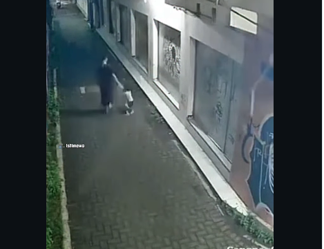 Tampak seorang pria muda mengenakan sarung sambil  membawa anak perempuan yang meronta-rinta, di kwasan Ngronggo, kota Kediri, terjadi 15 April 2026. Foto: instagarm@infokediriraya