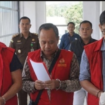 Mereka adlaah tersangka mafia perizinan di dinas ESDM Provinsi jawa Timur. Pemilik jabatan yang melakukan pemerasan kepada pengusaha yang mengajukan perizinan di wilayah administrasi ESDM jatim. Ketiuganya ditetapkan sebagai tersangka oleh Kejaksaan Tinggi Jatim, Jumat 17 April 2026. Foto: Foto: Rmol.co