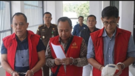Mereka adlaah tersangka mafia perizinan di dinas ESDM Provinsi jawa Timur. Pemilik jabatan yang melakukan pemerasan kepada pengusaha yang mengajukan perizinan di wilayah administrasi ESDM jatim. Ketiuganya ditetapkan sebagai tersangka oleh Kejaksaan Tinggi Jatim, Jumat 17 April 2026. Foto: Foto: Rmol.co