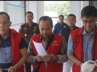 Mereka adlaah tersangka mafia perizinan di dinas ESDM Provinsi jawa Timur. Pemilik jabatan yang melakukan pemerasan kepada pengusaha yang mengajukan perizinan di wilayah administrasi ESDM jatim. Ketiuganya ditetapkan sebagai tersangka oleh Kejaksaan Tinggi Jatim, Jumat 17 April 2026. Foto: Foto: Rmol.co