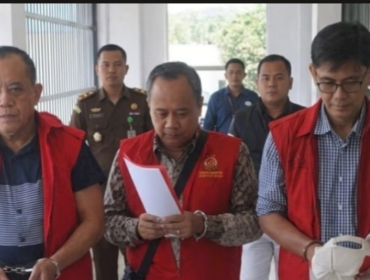 Mereka adlaah tersangka mafia perizinan di dinas ESDM Provinsi jawa Timur. Pemilik jabatan yang melakukan pemerasan kepada pengusaha yang mengajukan perizinan di wilayah administrasi ESDM jatim. Ketiuganya ditetapkan sebagai tersangka oleh Kejaksaan Tinggi Jatim, Jumat 17 April 2026. Foto: Foto: Rmol.co