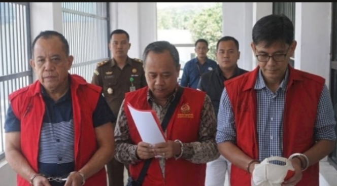 
					Mereka adlaah tersangka mafia perizinan di dinas ESDM Provinsi jawa Timur. Pemilik jabatan yang melakukan pemerasan kepada pengusaha yang mengajukan perizinan di wilayah administrasi ESDM jatim. Ketiuganya ditetapkan sebagai tersangka oleh Kejaksaan Tinggi Jatim, Jumat 17 April 2026. Foto: Foto: Rmol.co