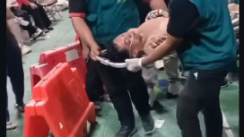 Petugas ring langsung mnandu Adhmad Husein 'Pati', tokoh yang pernah menggeerkan Pati untuk memakzulkan bupati Sudewo yang diringkus KPK. Husesin KO melawan Eko Hariyanto dalam pertandingan duel gaya MMA, Purwodari Gorboga, Jateng, Minggu 6 April 2026. Foto: Instagram@ponorogo_trending