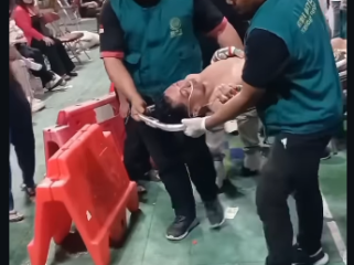 Petugas ring langsung mnandu Adhmad Husein 'Pati', tokoh yang pernah menggeerkan Pati untuk memakzulkan bupati Sudewo yang diringkus KPK. Husesin KO melawan Eko Hariyanto dalam pertandingan duel gaya MMA, Purwodari Gorboga, Jateng, Minggu 6 April 2026. Foto: Instagram@ponorogo_trending