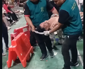 Petugas ring langsung mnandu Adhmad Husein 'Pati', tokoh yang pernah menggeerkan Pati untuk memakzulkan bupati Sudewo yang diringkus KPK. Husesin KO melawan Eko Hariyanto dalam pertandingan duel gaya MMA, Purwodari Gorboga, Jateng, Minggu 6 April 2026. Foto: Instagram@ponorogo_trending