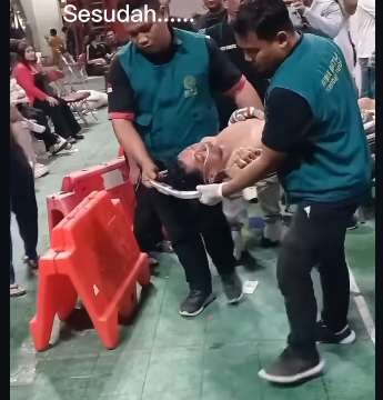 Petugas ring langsung mnandu Adhmad Husein 'Pati', tokoh yang pernah menggeerkan Pati untuk memakzulkan bupati Sudewo yang diringkus KPK. Husesin KO melawan Eko Hariyanto dalam pertandingan duel gaya MMA, Purwodari Gorboga, Jateng, Minggu 6 April 2026. Foto: Instagram@ponorogo_trending