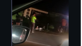 Kecelakaan tunggal bus umum PO Restu,  Kamis malam, sekitar pukul 202.50 mdi jalan tol Jombang KM 689, Ban pecah, bus terguling, melewati pembatasa tol. Satu korban jiwa belasan orang mengalami lujka berat dan ringan. Foto: Instagram@inisurabaya