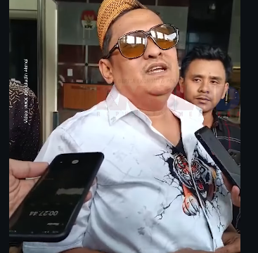 Madura, Khairul Umam alias Haji Her, sebagai tokoh pegusaha rokok bersar di Madura akhirnya memenuhi panggilan KPK sebagai saksi dalam kasus cukai rokok. Ia datang ke KPK Kamis, 9  April 2026. Foto: Instagram@rmol.id