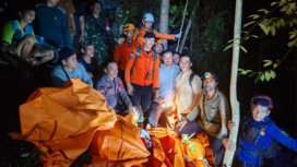 Tim SAR Gabungan, mulai dari Basarna, TNI, Polri dan realawan berhasil melakukan evakuasi di lokasi jatuhnya helikopter di desa Tapang Tingan, Swkadau, Kalimantan Barat, berlangsung dari Kamis-Jumat, 16-17 April 2026.. Foto: ist