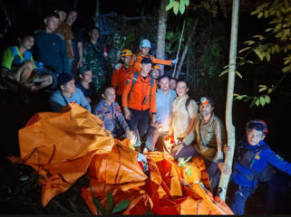 Tim SAR Gabungan, mulai dari Basarna, TNI, Polri dan realawan berhasil melakukan evakuasi di lokasi jatuhnya helikopter di desa Tapang Tingan, Swkadau, Kalimantan Barat, berlangsung dari Kamis-Jumat, 16-17 April 2026.. Foto: ist