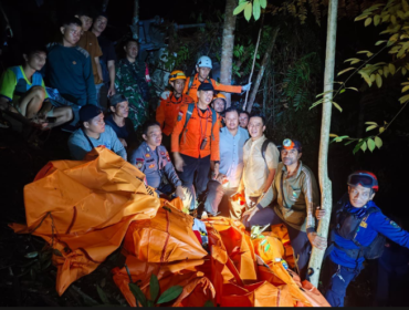 Tim SAR Gabungan, mulai dari Basarna, TNI, Polri dan realawan berhasil melakukan evakuasi di lokasi jatuhnya helikopter di desa Tapang Tingan, Swkadau, Kalimantan Barat, berlangsung dari Kamis-Jumat, 16-17 April 2026.. Foto: ist