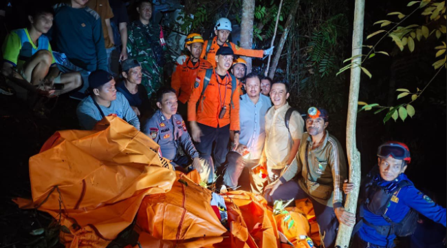 Tim SAR Gabungan, mulai dari Basarna, TNI, Polri dan realawan berhasil melakukan evakuasi di lokasi jatuhnya helikopter di desa Tapang Tingan, Swkadau, Kalimantan Barat, berlangsung dari Kamis-Jumat, 16-17 April 2026.. Foto: ist