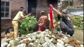 Sudah dicoba banyak kali, agar tampak wajah secara utuh. tetapi objek satu ini selalu berubah-ubah arah, tidak bisa tenang dan tak bisa menunjukkan wajah secara utuh. Petugas Diskukcapil Kabupaten Temanggung, sedang  kejar target menyelesaikan E-foto, bagi ODGJ untuk kelengkapan E-KTP. Foto: Instagram@sumbarkita