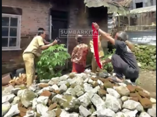 Sudah dicoba banyak kali, agar tampak wajah secara utuh. tetapi objek satu ini selalu berubah-ubah arah, tidak bisa tenang dan tak bisa menunjukkan wajah secara utuh. Petugas Diskukcapil Kabupaten Temanggung, sedang  kejar target menyelesaikan E-foto, bagi ODGJ untuk kelengkapan E-KTP. Foto: Instagram@sumbarkita