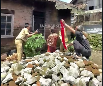 Sudah dicoba banyak kali, agar tampak wajah secara utuh. tetapi objek satu ini selalu berubah-ubah arah, tidak bisa tenang dan tak bisa menunjukkan wajah secara utuh. Petugas Diskukcapil Kabupaten Temanggung, sedang  kejar target menyelesaikan E-foto, bagi ODGJ untuk kelengkapan E-KTP. Foto: Instagram@sumbarkita