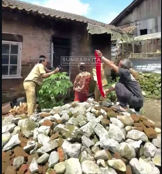 Sudah dicoba banyak kali, agar tampak wajah secara utuh. tetapi objek satu ini selalu berubah-ubah arah, tidak bisa tenang dan tak bisa menunjukkan wajah secara utuh. Petugas Diskukcapil Kabupaten Temanggung, sedang  kejar target menyelesaikan E-foto, bagi ODGJ untuk kelengkapan E-KTP. Foto: Instagram@sumbarkita