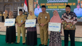 Drs. Purwanto MKP, Asisten Pemerintahan dan Kesra Setdakab Jombang , menyerahkan insentif kepada 6.500 tenaga pengajar TPQ se-Jombang daslam dua sesai acara selama dua hari, Selasa-Rabu, 14-15 April 2026. Foto: Jombangkab.go.id