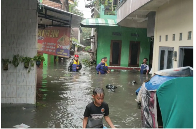 
					Kawasan keluarahan Jagalan Solo, terendam banjir, akibat hujan masih turun hingga pertengahan April 2026 ini. BMKG meningatkan Solo punya tabiat tersendiri, meski memasuki kemarauy tetapi hujan masih bis aturun. Foto: Dok/warga