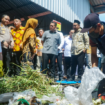 Foto: Istimewa
Menteri Perdagangan Budi Santoso didampingi Bupati Gresik meninjau harga sembako di Pasar Sidayu, Jumat 10 April 2026. Foto: Istimewa